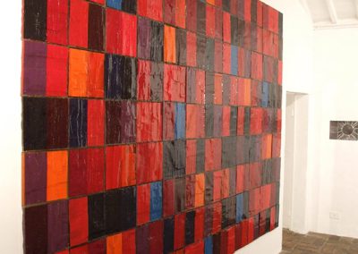 Senza Titolo (Siliconi), 2007, 26x26 cm, acrilico e silicone su multistrato di legno. Veduta della installazione alla mostra Induzione Critica 1